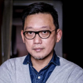 张开的腿之间